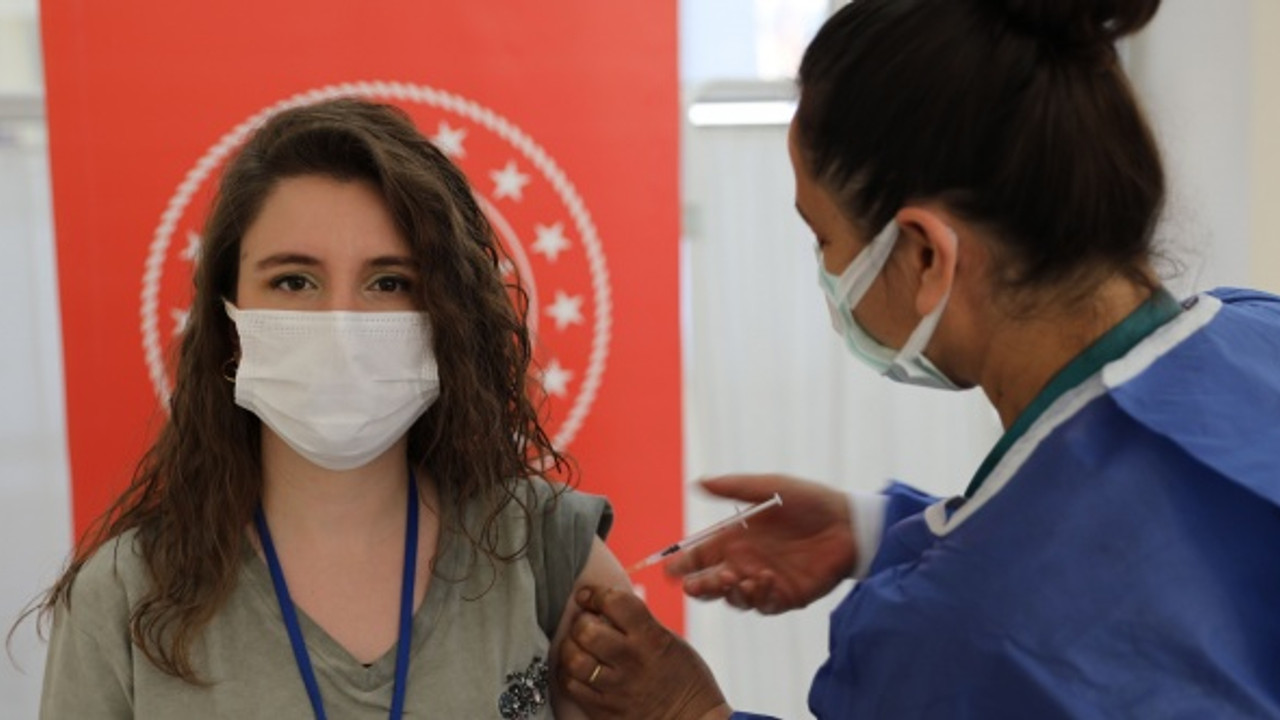 Annesini Korona Virüsten Kaybetti Tüm Arkadaşlarını Aşıya Götürüyor