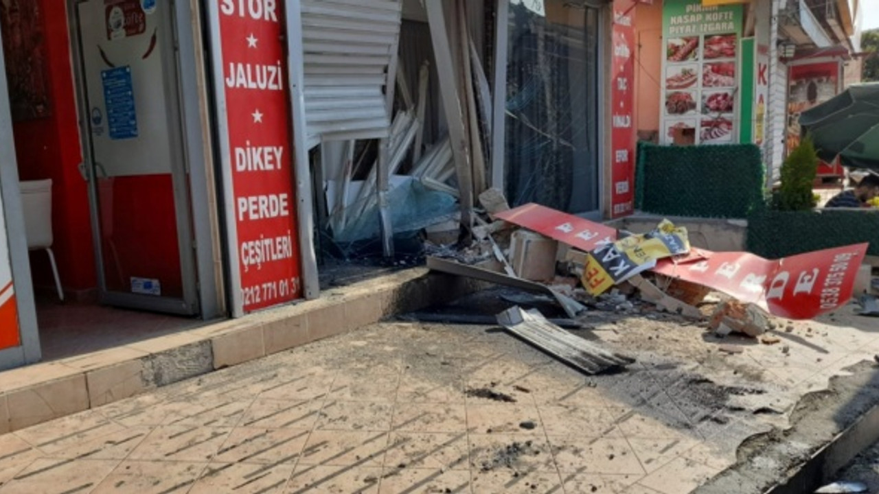 Freni tutmayan servis minibüsü perde dükkanına girdi!
