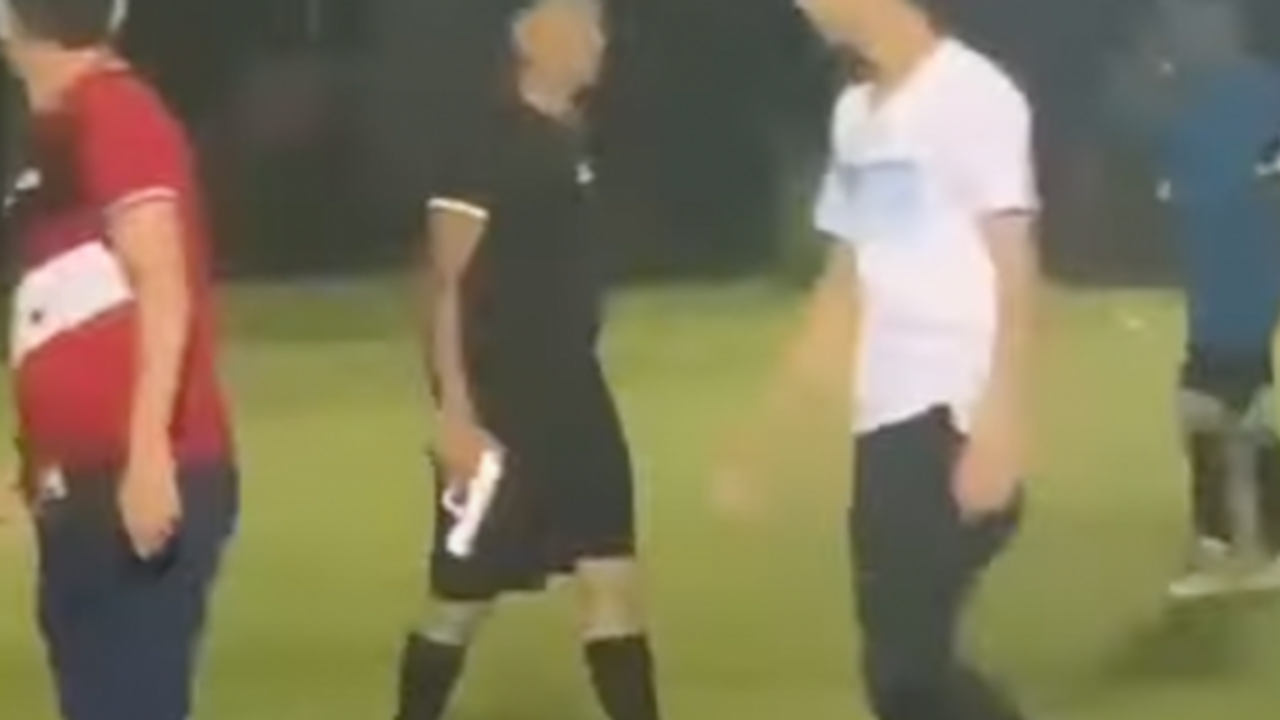 Linç edileceğini düşünen hakem, sahada silah çekti
