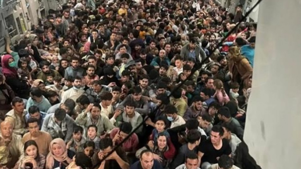 Sosyal medyanın gündemine oturdu : 150 kişilik uçakta 640 Afgan