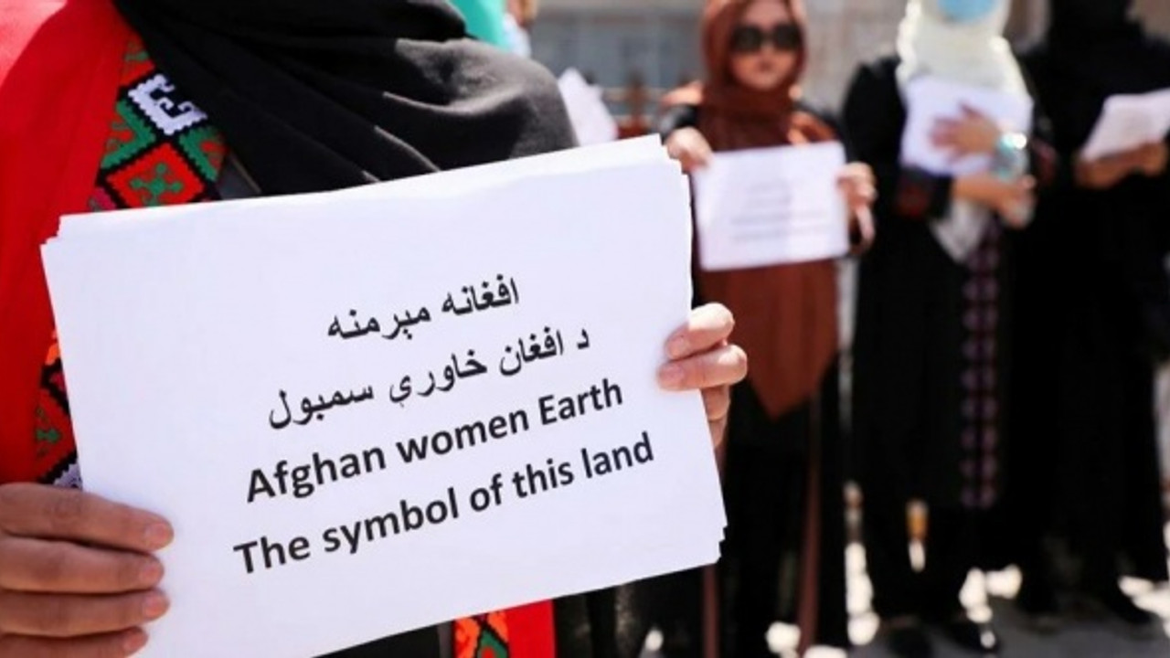 KABİL'DE KADINLAR SOKAĞA ÇIKTI "Taliban bizi evde tutamazsın"