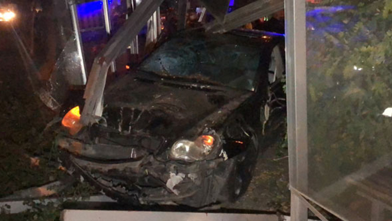 Aracıyla otobüs durağına daldı: Otomobili bırakıp kaçtı