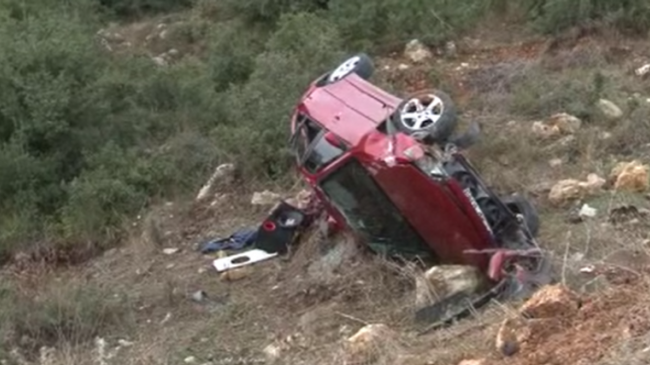 Başakşehir'de otomobil çayırlık alana uçtu: 2 yaralı