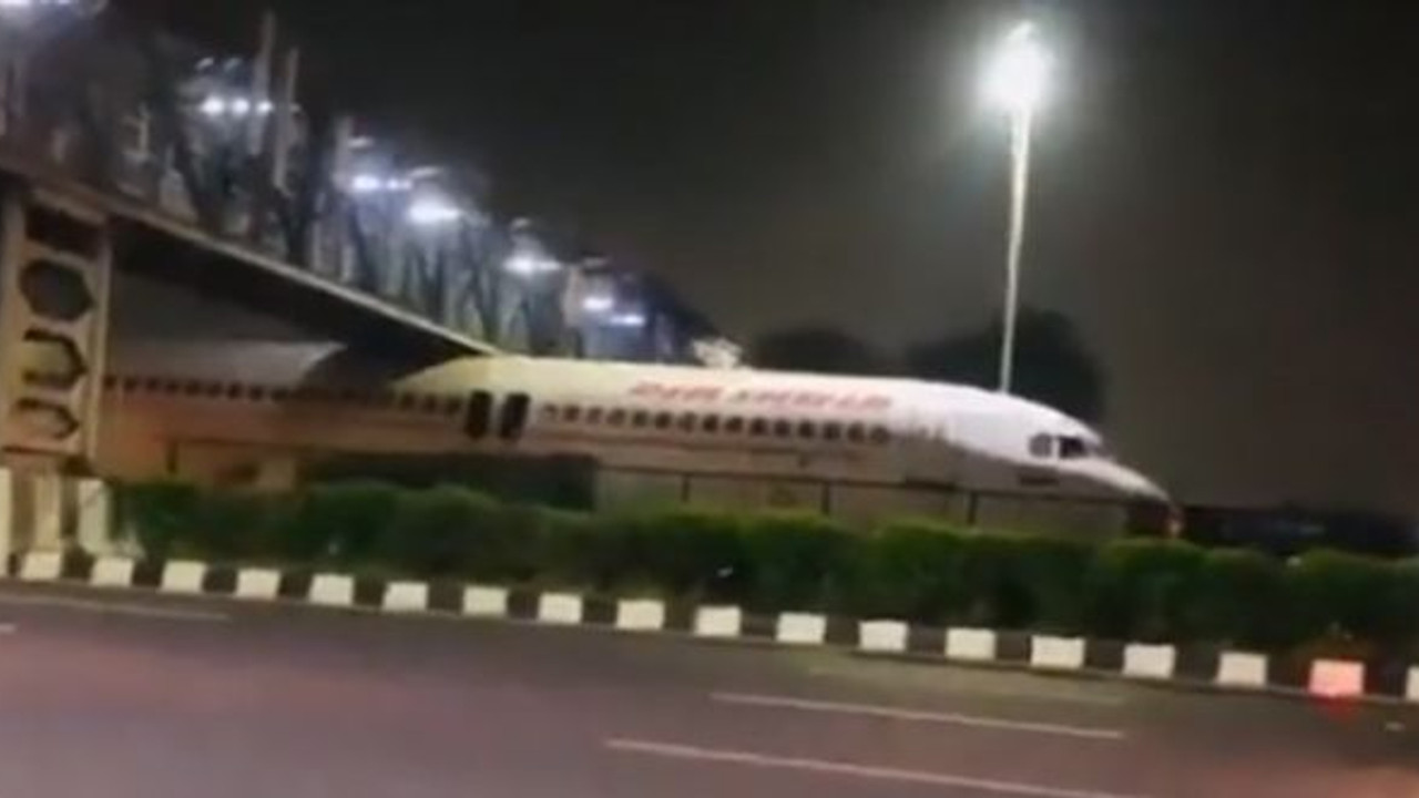 Gören gözlerine inanamadı! Uçak köprü altına sıkıştı