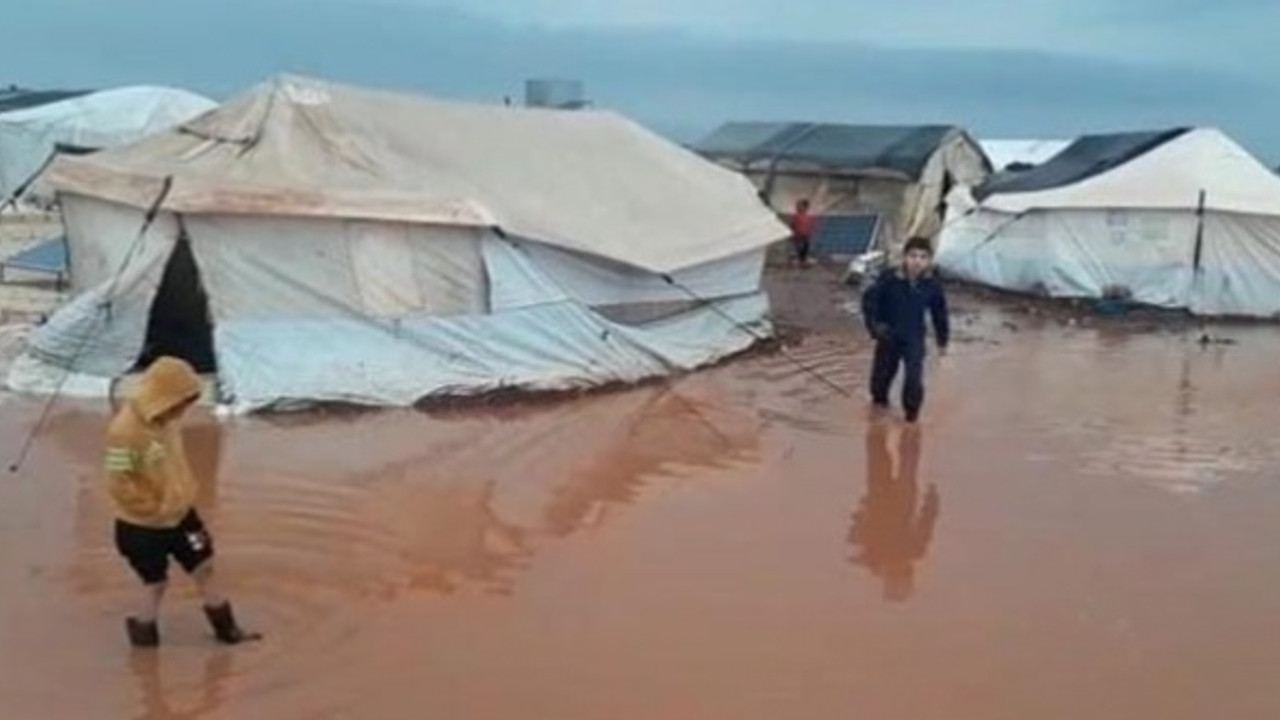 İdlib'deki kampları su bastı!