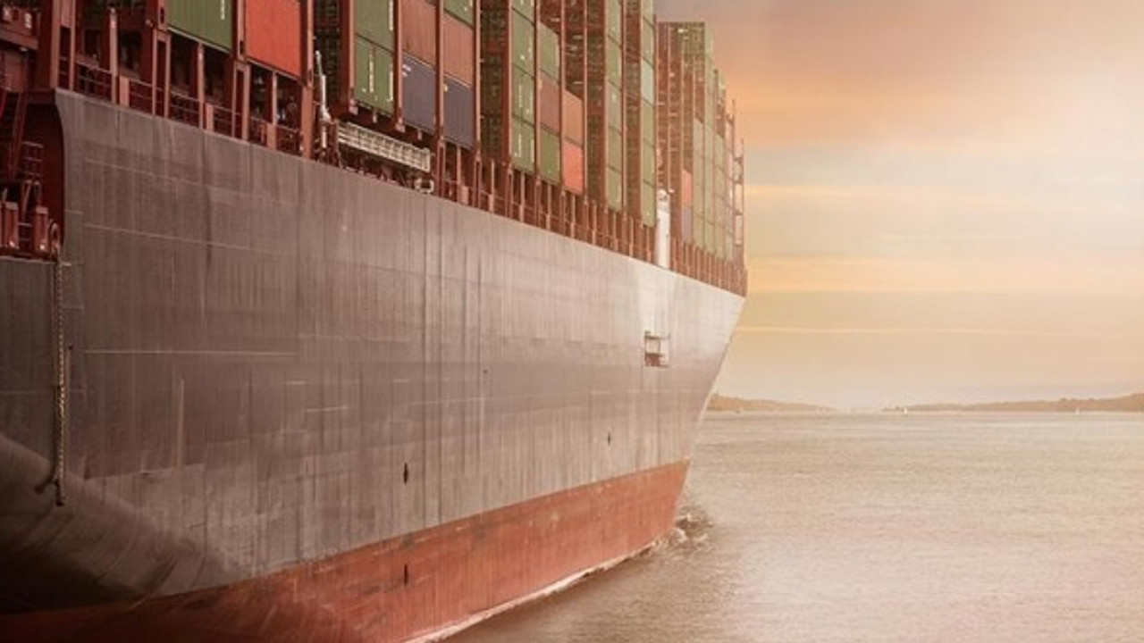 Japon Denizi'nde Panama bandıralı bir yük gemisi battı