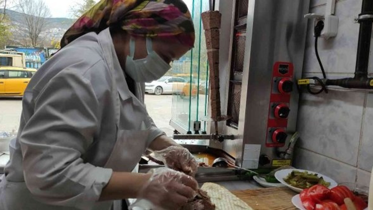 Kadın usta 23 yıldır ateşin başında döner kesiyor