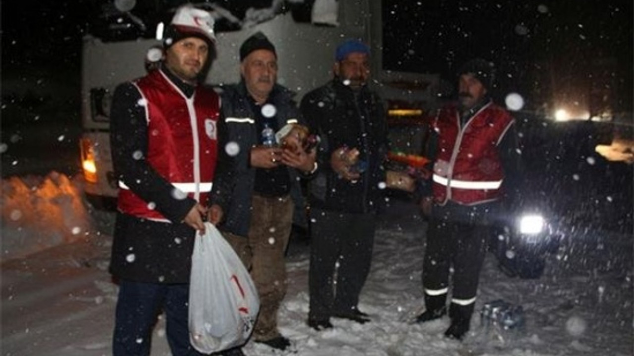 Karda geçitte mahsur kalan sürücülere jandarma ve Kızılay'dan destek!