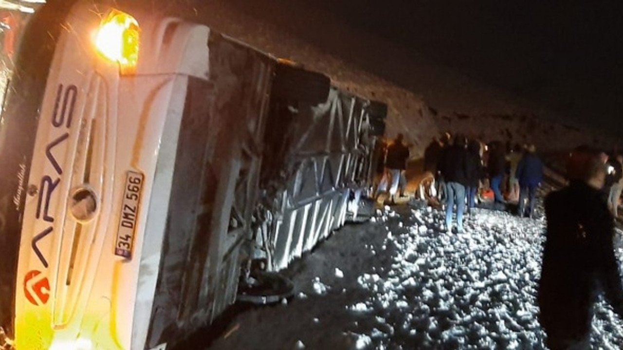 Kars'ta yolcu otobüsü devrildi!