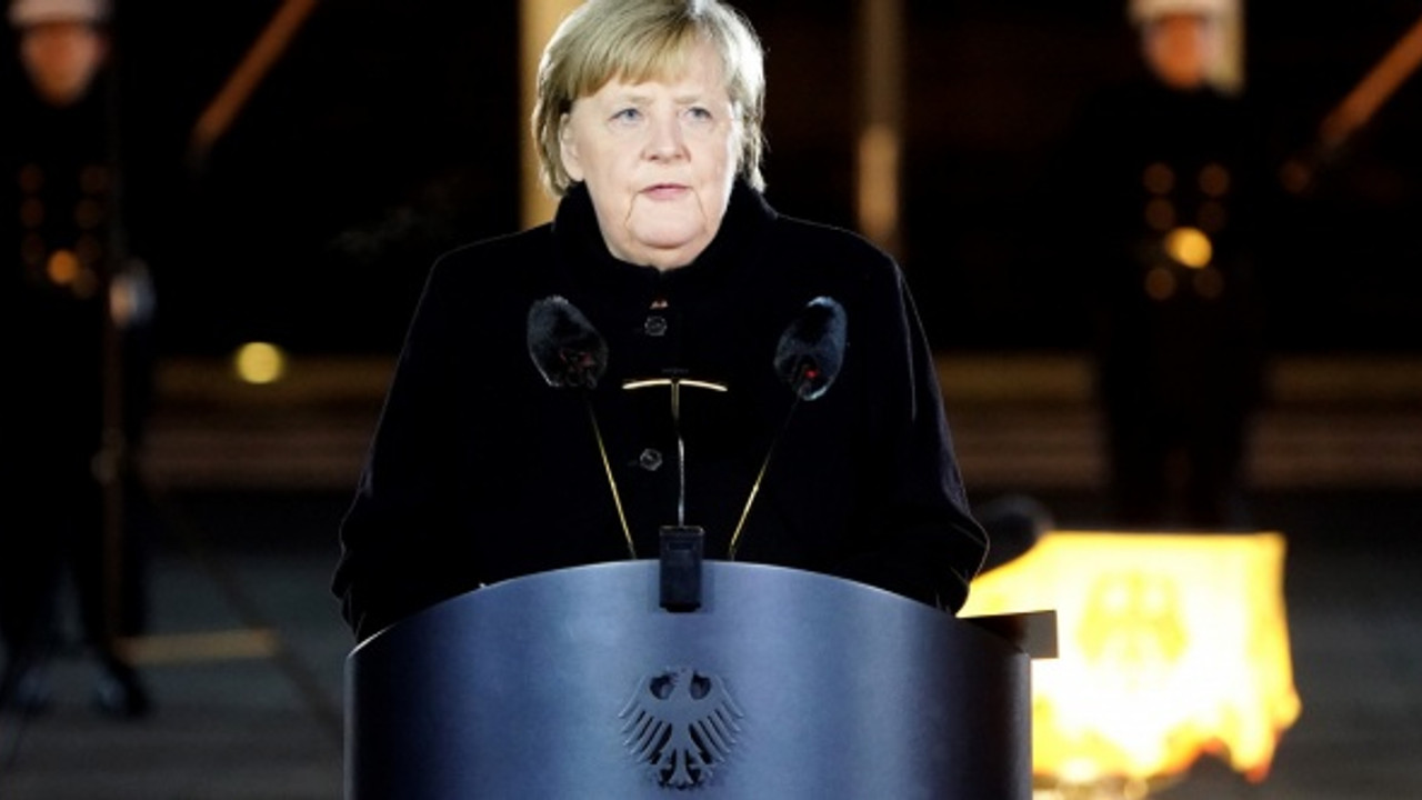 Merkel'e Alman ordusundan veda töreni: Gözyaşlarını tutamadı