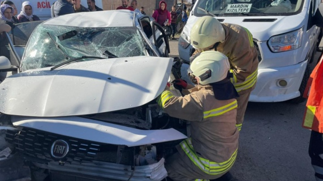 Minibüs ile otomobil çarpıştı: 2'si çocuk 6 yaralı!