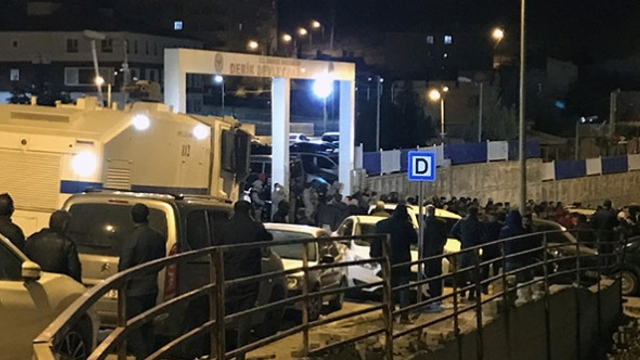 Park halindeki askeri araca çarpan sürücü öldü, 2 kişi yaralandı