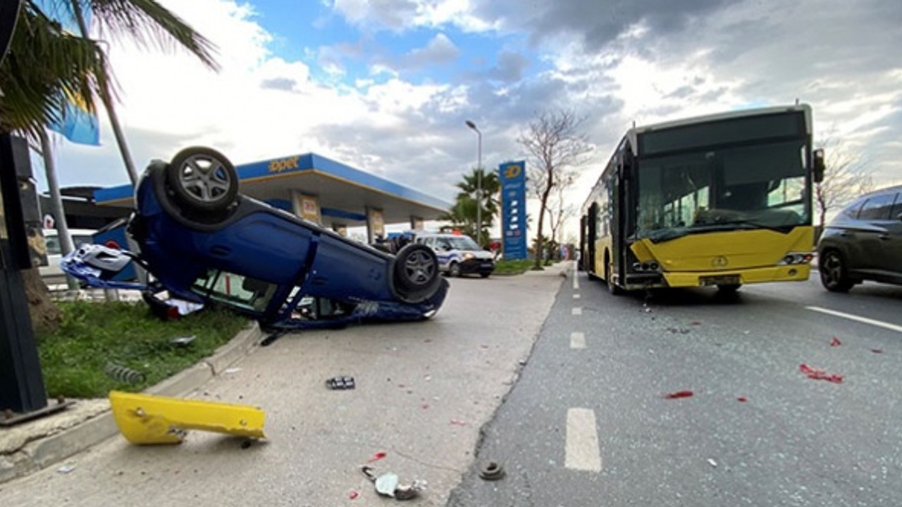 Pendik'te İETT otobüsü ile otomobil çarpıştı: 2 yaralı!