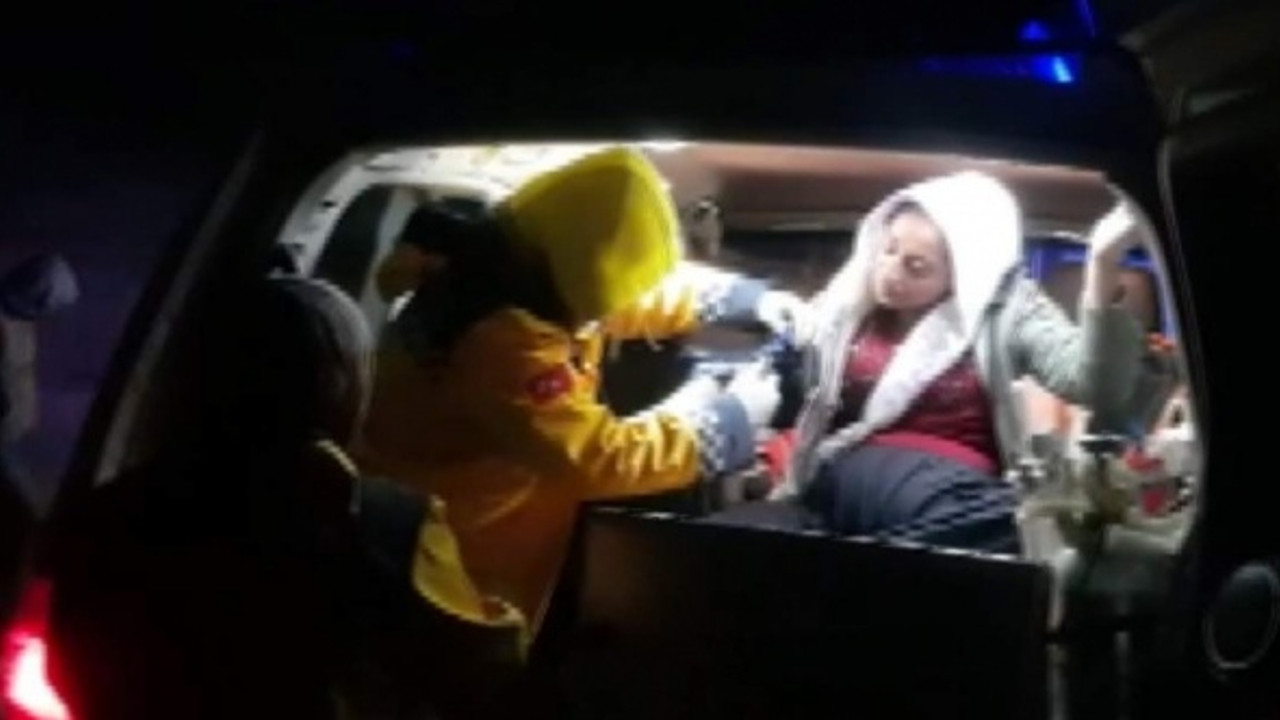 Siirt'te kar yolları kapattı, doğum sancısı tutan kadın ekiplerce kurtarıldı!