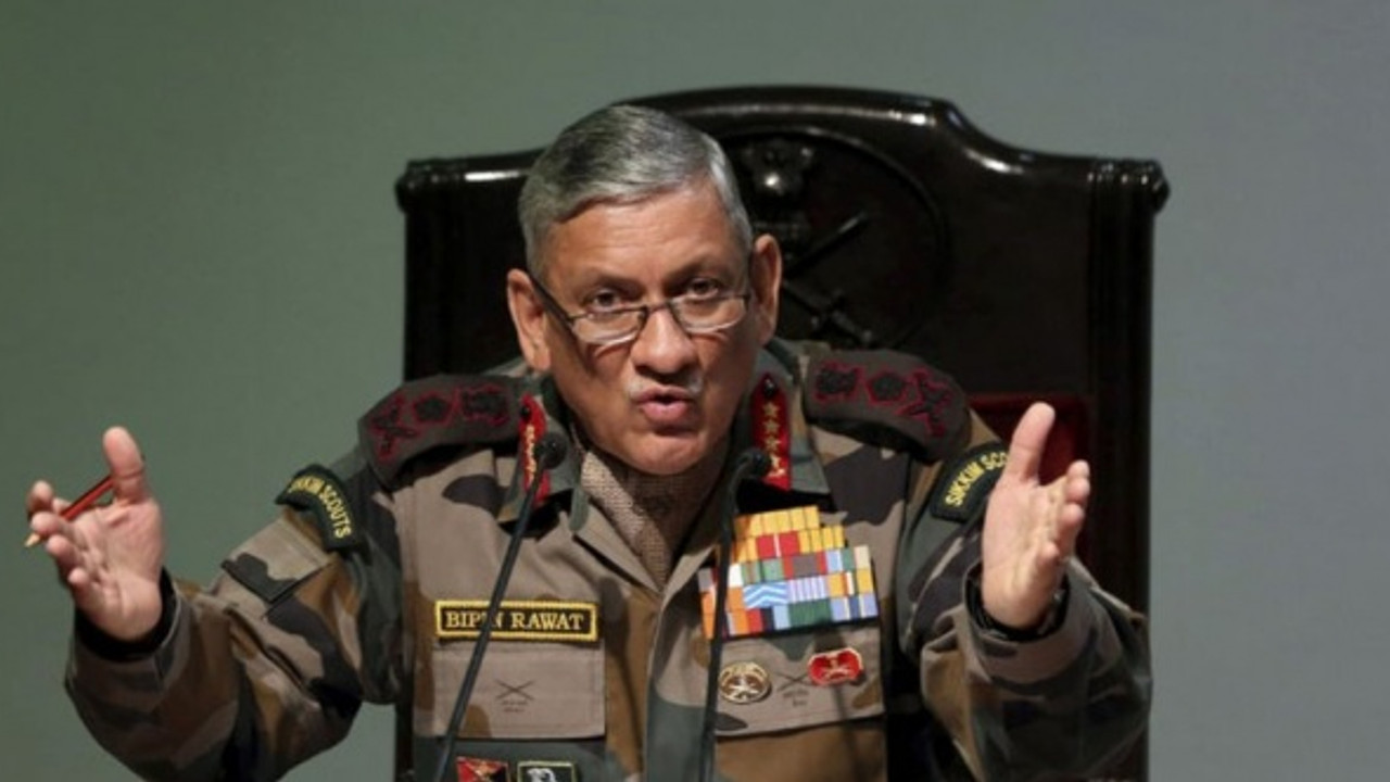 Son Dakika: Hindistan Genelkurmay Başkanı'nı taşıyan helikopter düştü