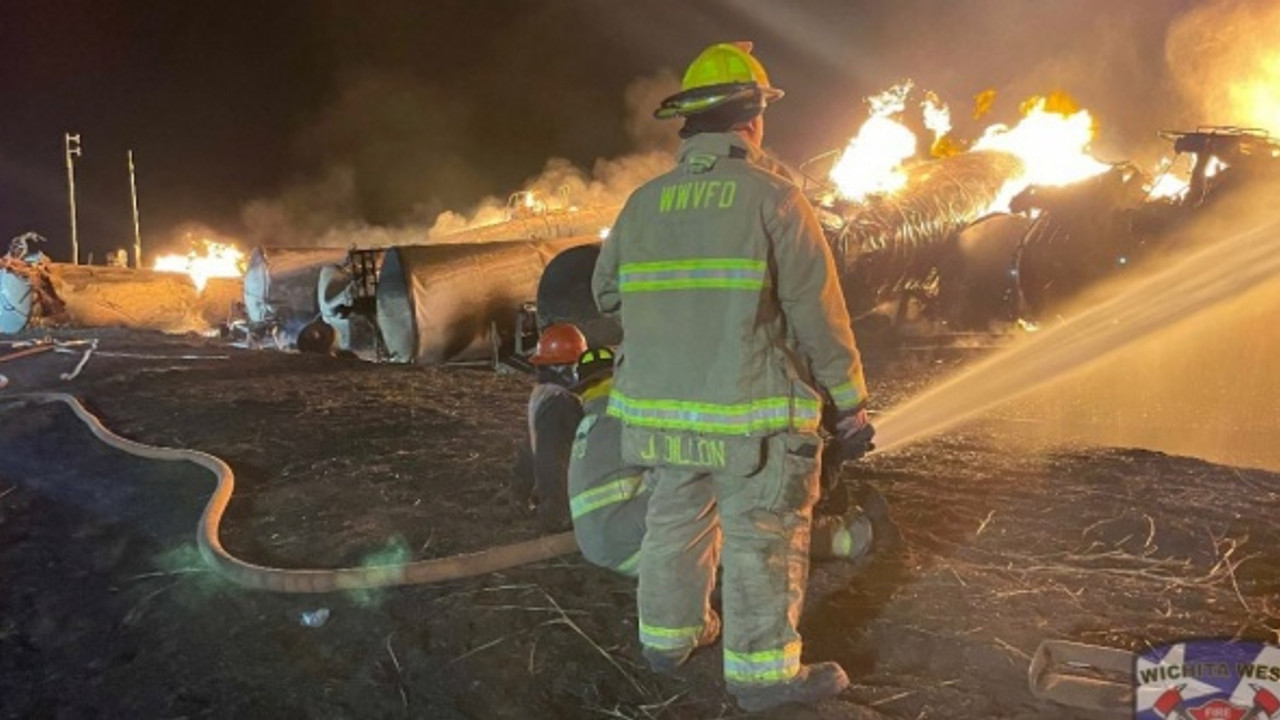 ABD'de kimyasal madde yüklü tren raydan çıkarak alev aldı!