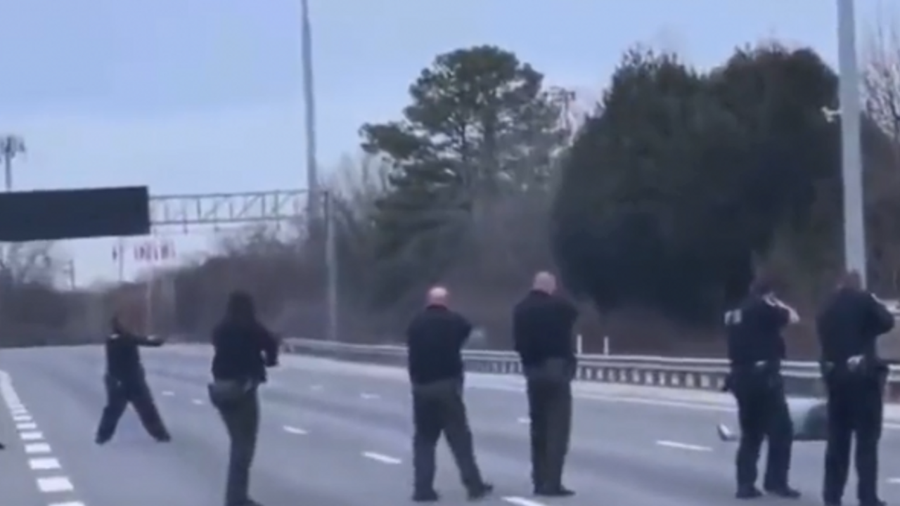 Elinde maket bıçağı vardı: 9 polis tarafından kurşuna dizildi!