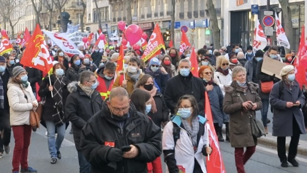 Fransa'da sağlık çalışanları sokağa indi