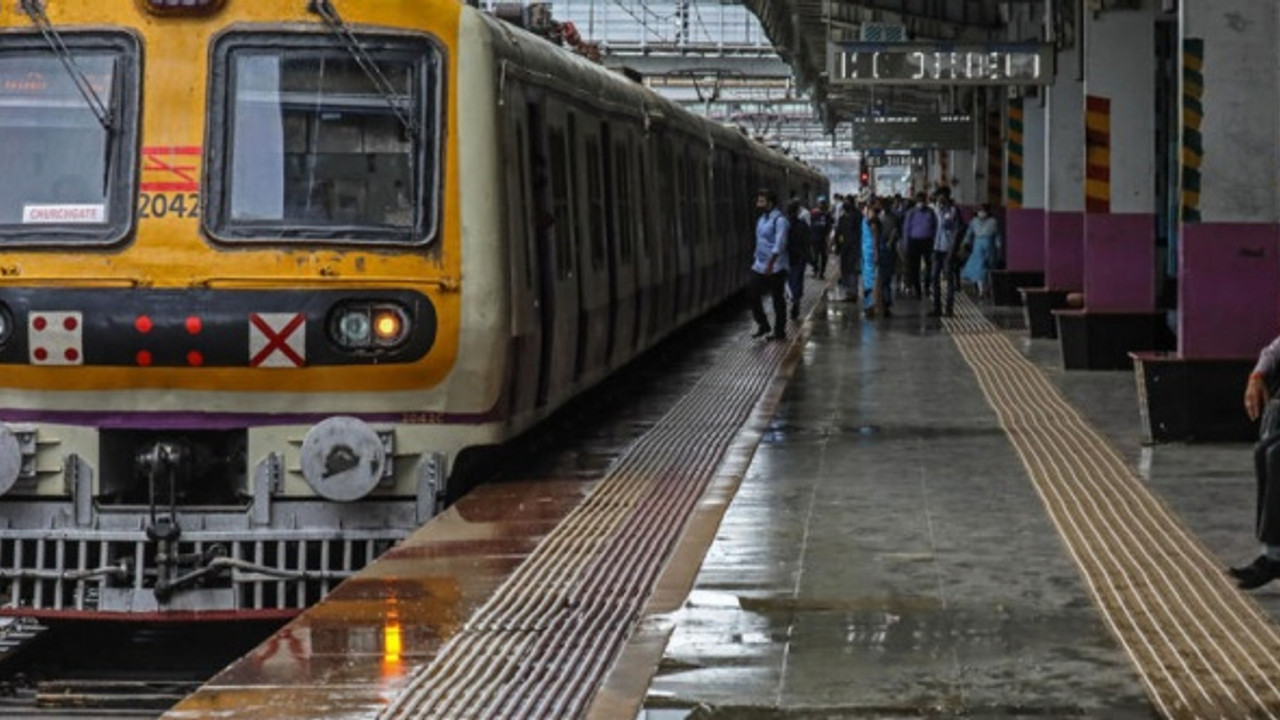 Hindistan'da yolcu treni raydan çıktı!