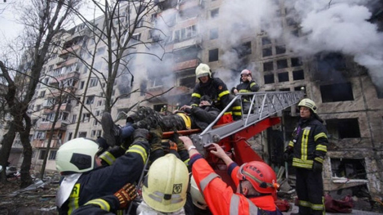 Rus birlikleri Kiev’de bir apartmanı vurdu: Çok sayıda ölü ve yaralı!