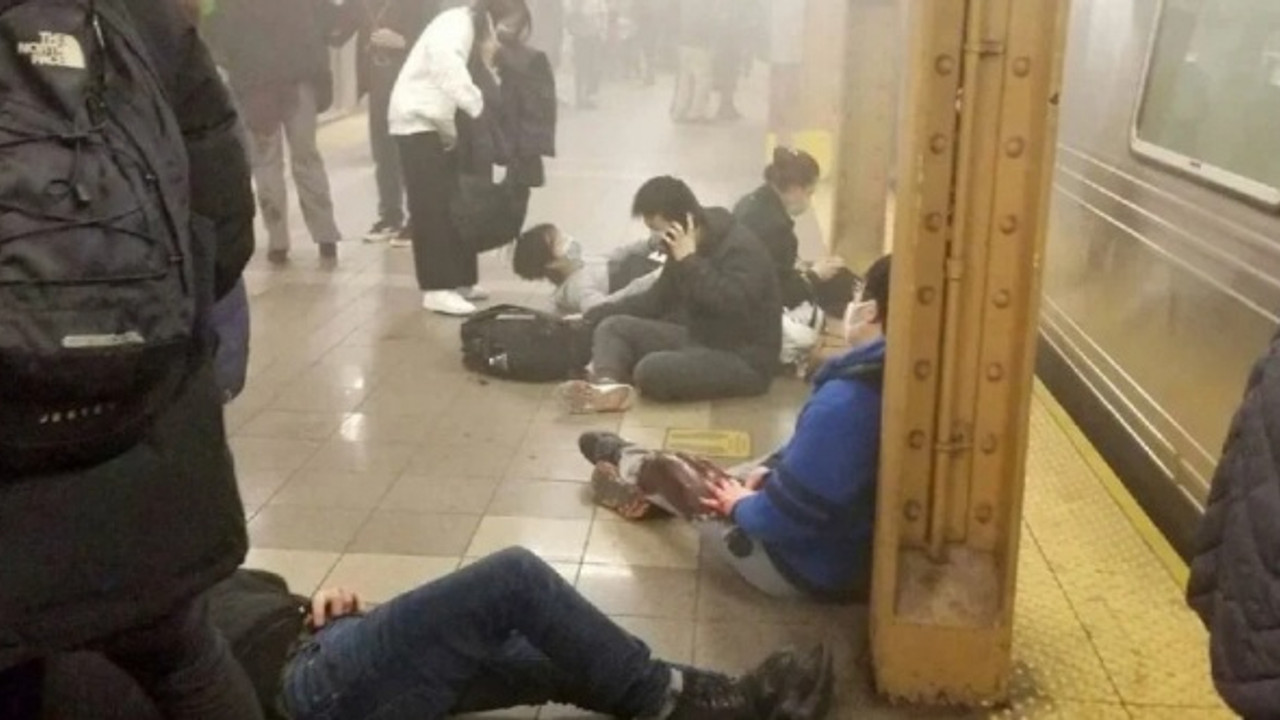 New York metrosunda silahlı saldırı: Çok sayıda yaralı!