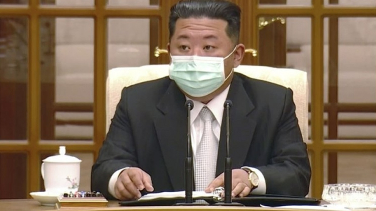 Kim Jong Un ilk kez maske takarken görüntülendi!