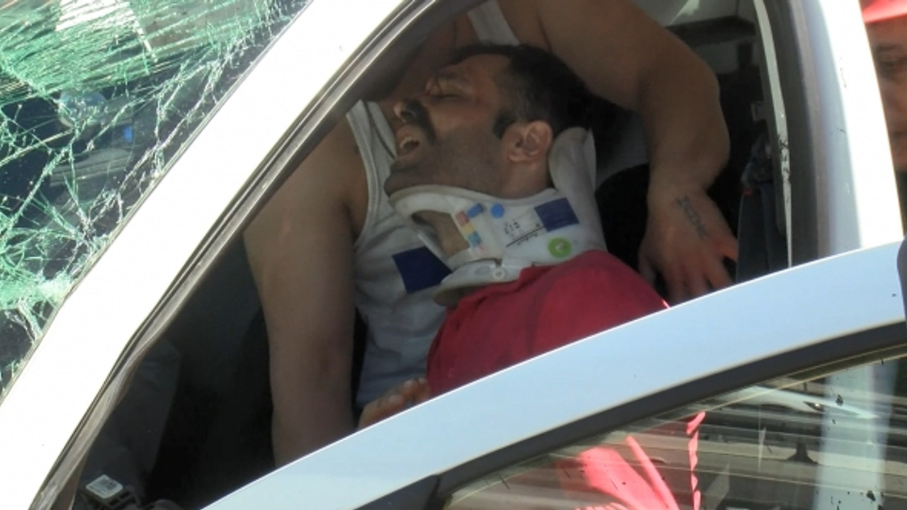 Maltepe'de araç bariyerlere çarptı; sürücü ağır yaralandı