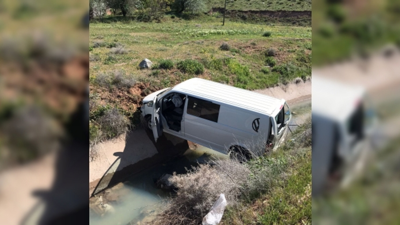 Minibüs sulama kanalına uçtu: 3 yaralı
