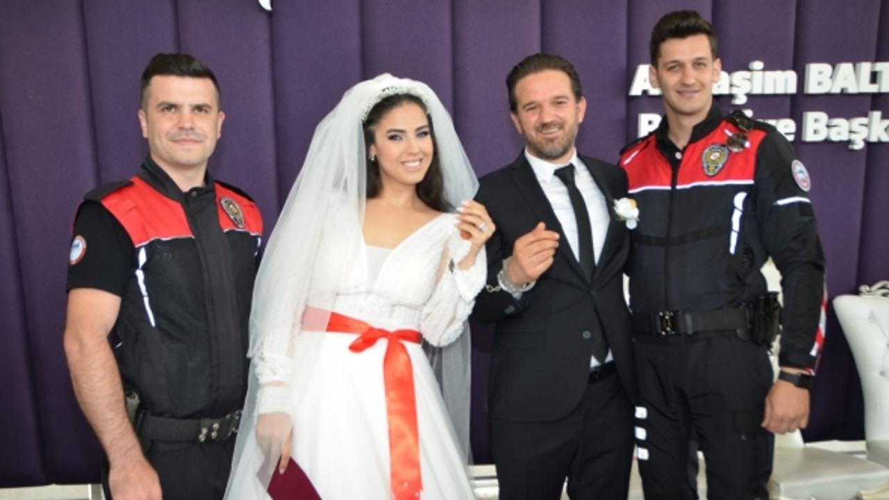 YILDIZ VE KOÇ AİLESİNİN MUTLU GÜNÜ'NDE POLİS MEMURLARINDAN UNUTULMAZ ŞAKA!