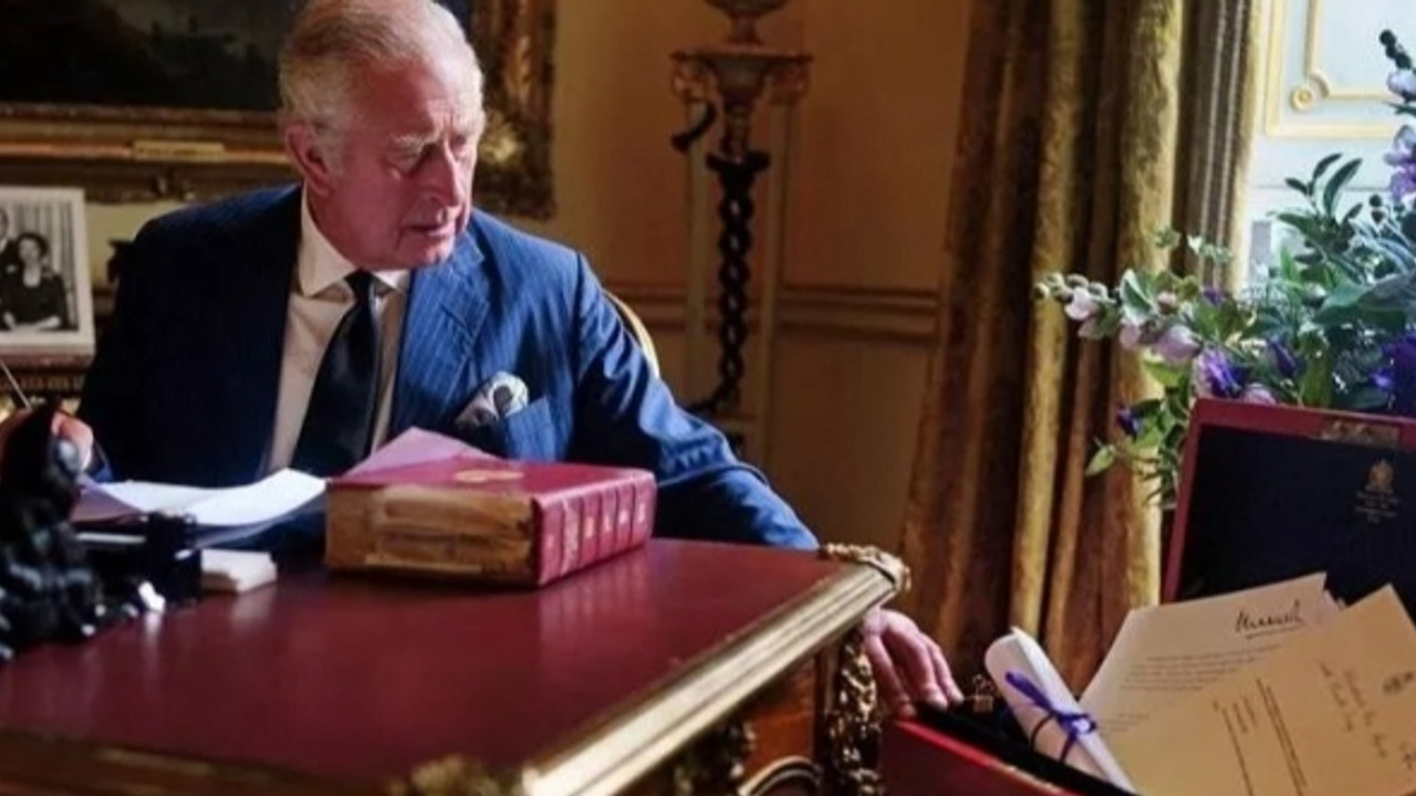 Kral 3.Charles görev başında: Annesinin meşhur "kırmızı kutusunu"devraldı!