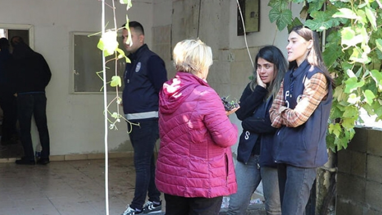 Son üzümleri, yıkım için gelen polislere dağıttı