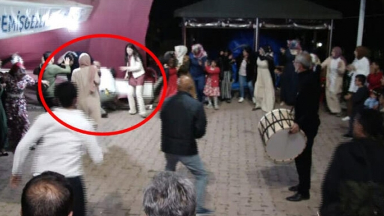 Halay çekenleri kurtarayım derken tente üzerine düştü!