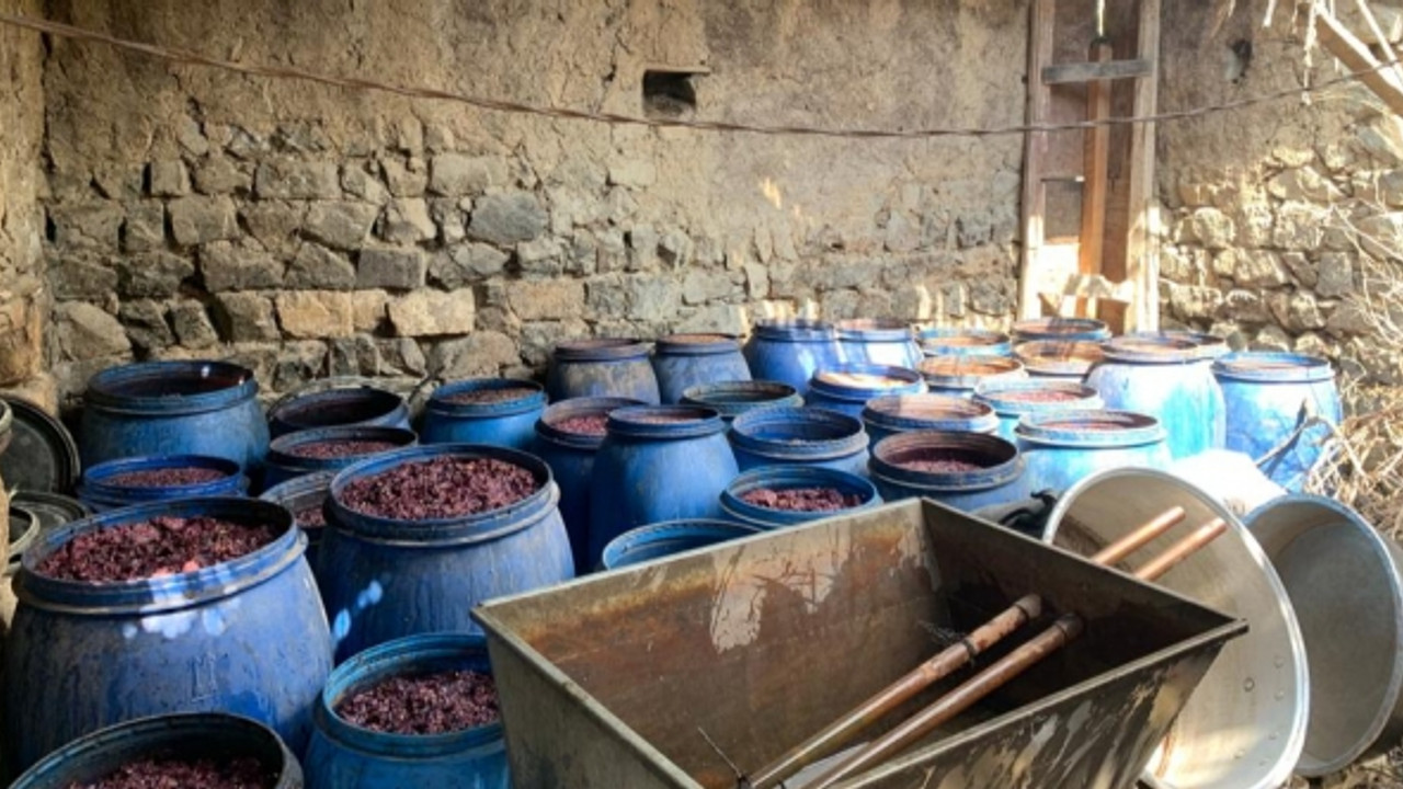 Jandarmadan nefes kesen operasyon! 3 ton kaçak alkol ele geçirildi