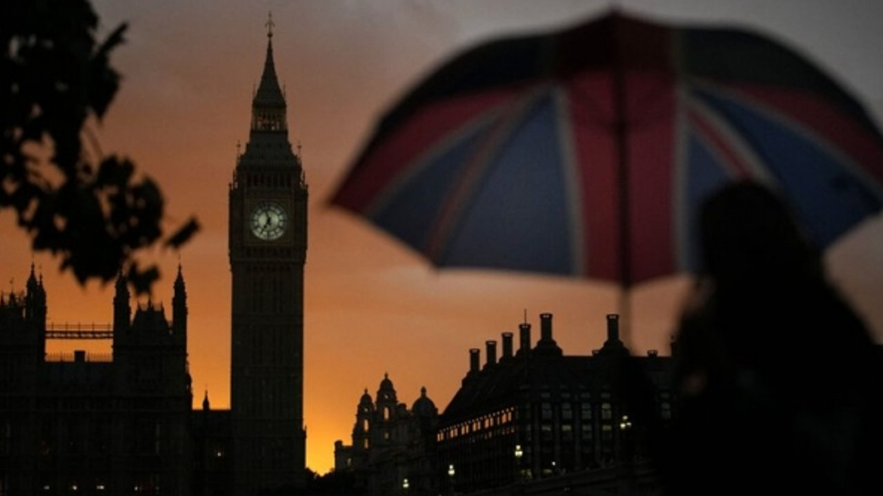 Kraliçe'nin cenazesi öncesi İngiltere'de hayat durdu