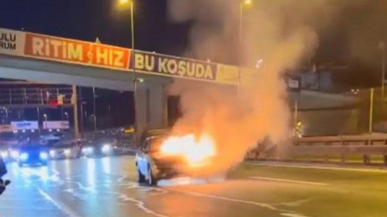 Otomobil akan trafikte alev alev yandı!