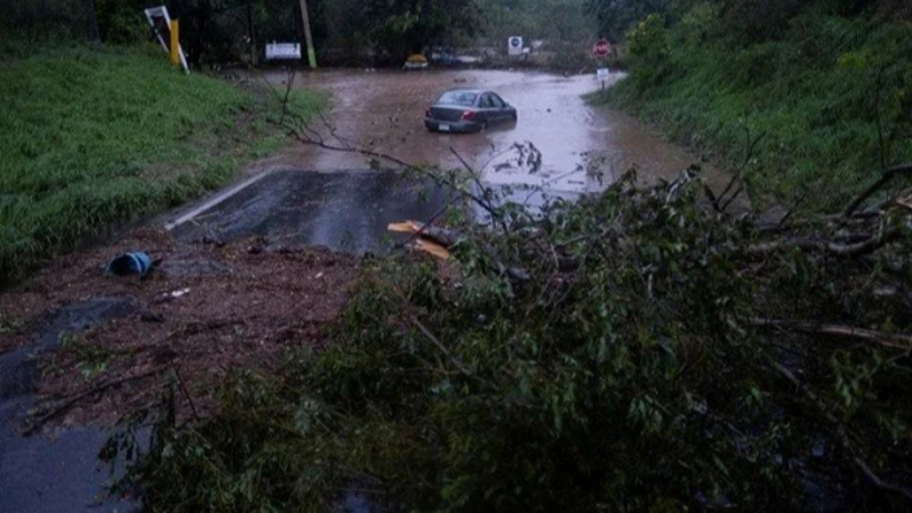 Porto Riko'yu kasırga vurdu