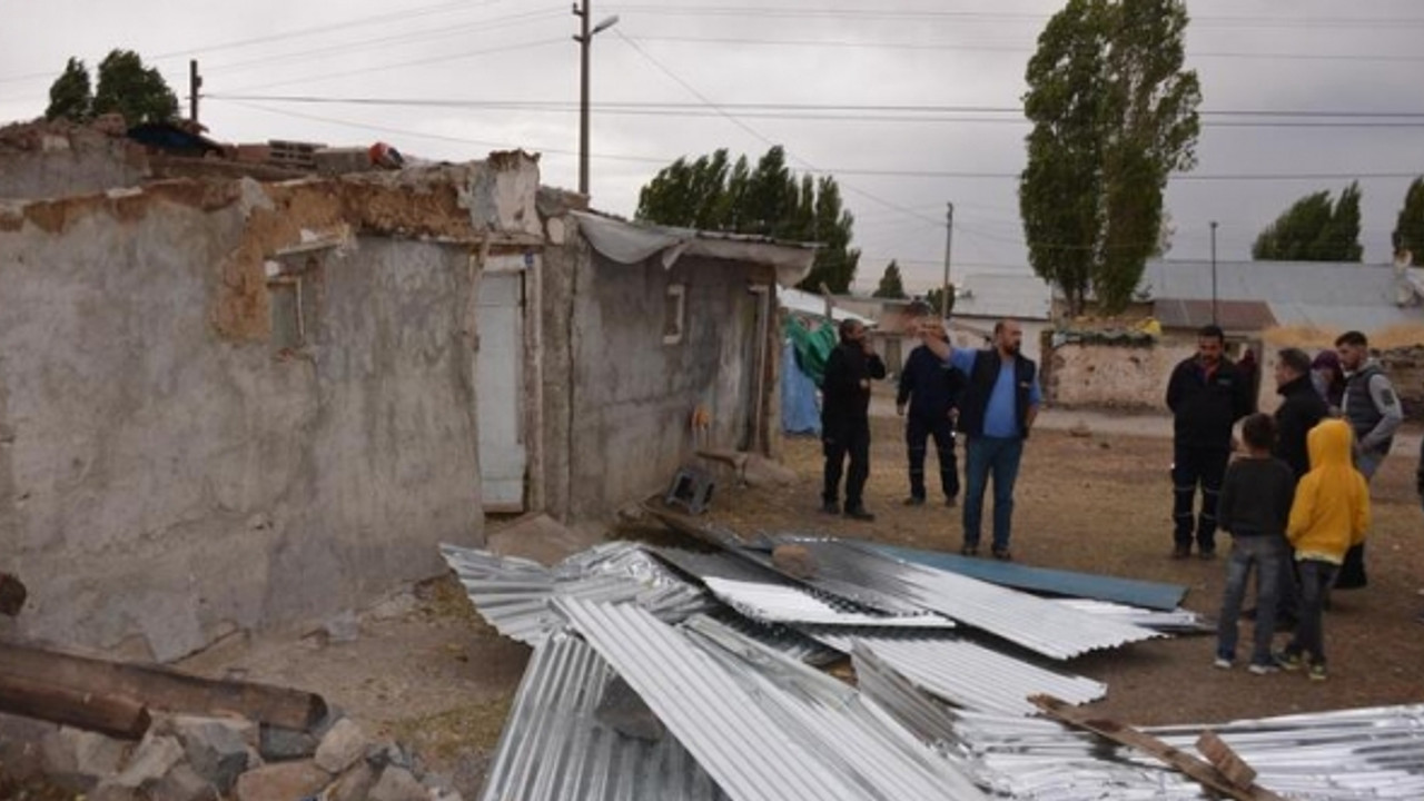 Erzurum'da Hortum; Çatılar uçtu