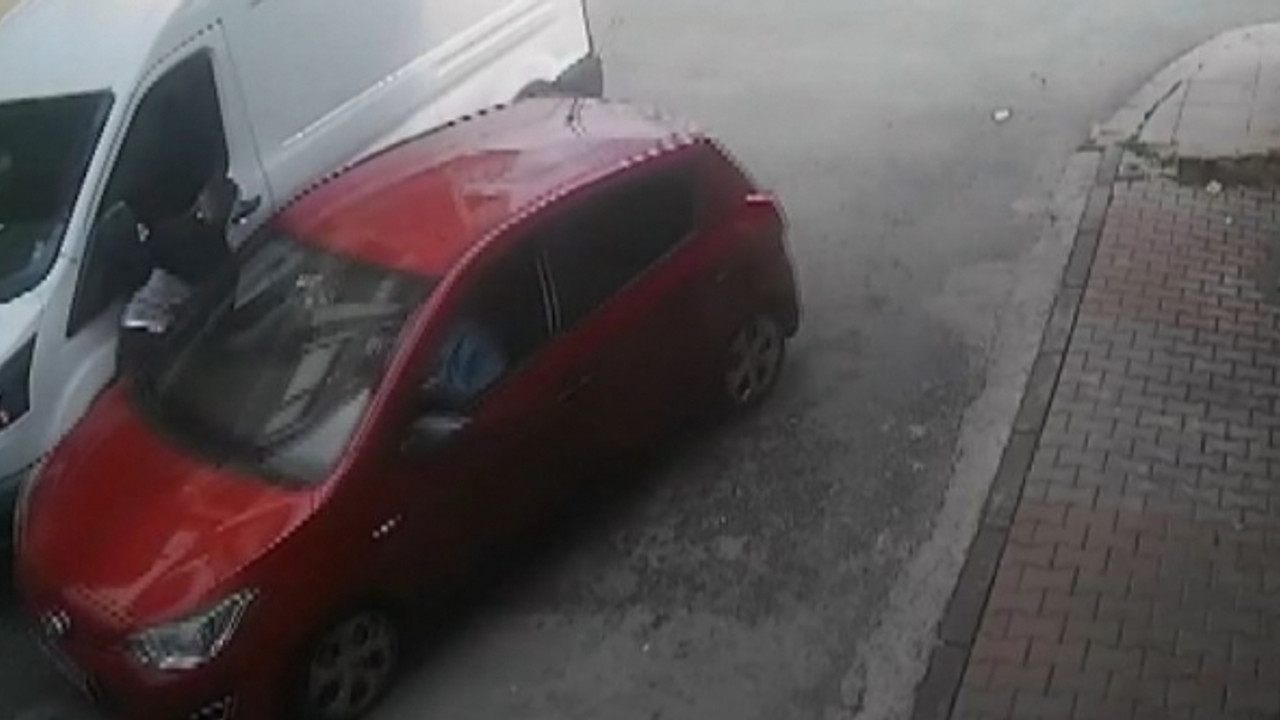 Otomobil çarpınca iki araç arasında sıkıştı! Feci olay