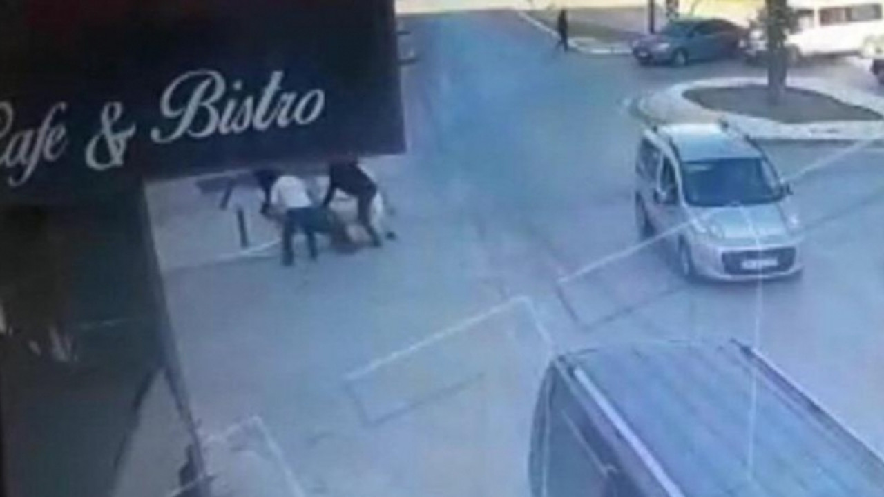 Doktora sokak ortasında sopayla saldırmıştı: Saldırı anı görüntüleri ortaya çıktı!