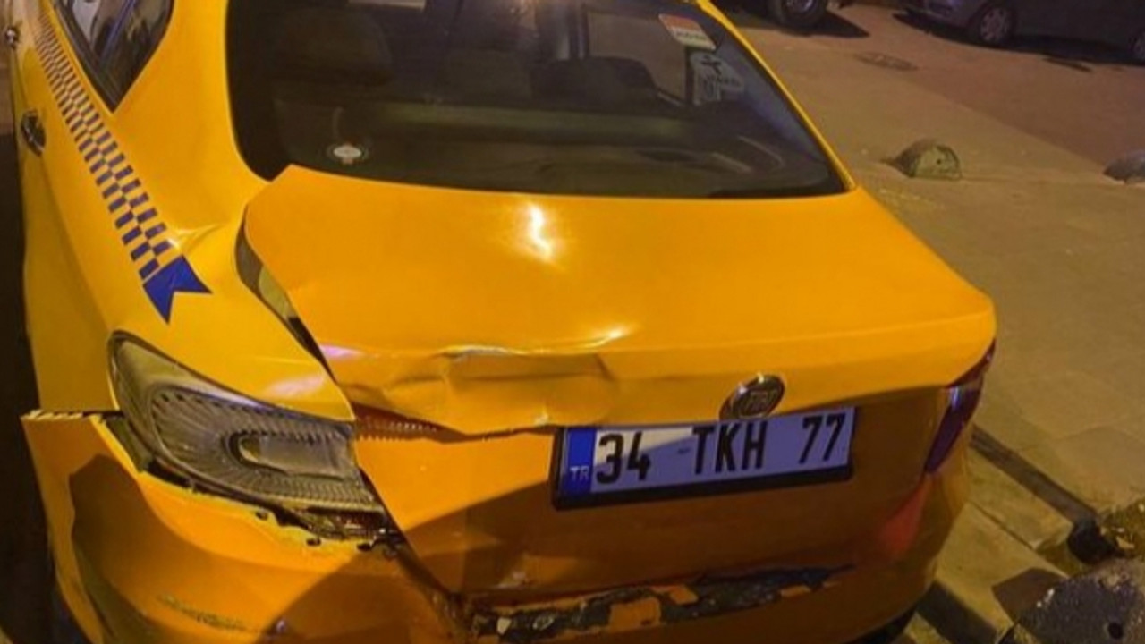 El freni çekilmeyen kamyonet taksiye çarptı: 4 yaralı