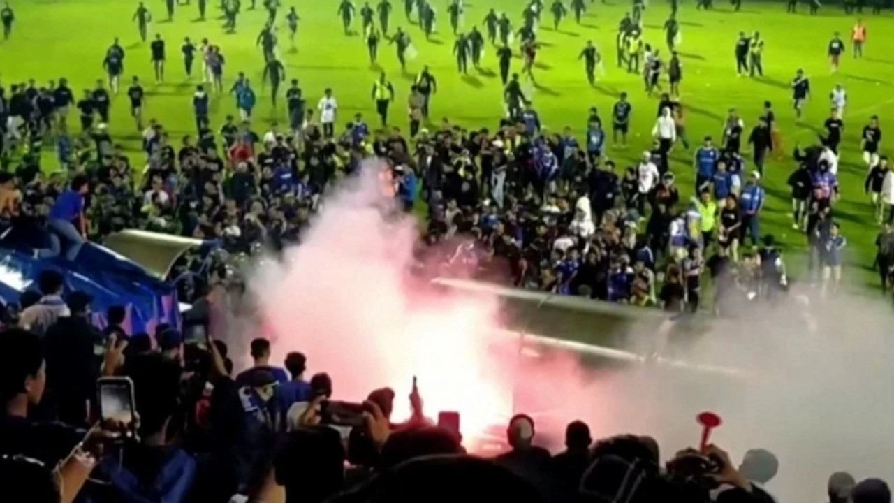 Endonezya'da futbol maçı sonrası ülke savaş alanına döndü: 174 ölü