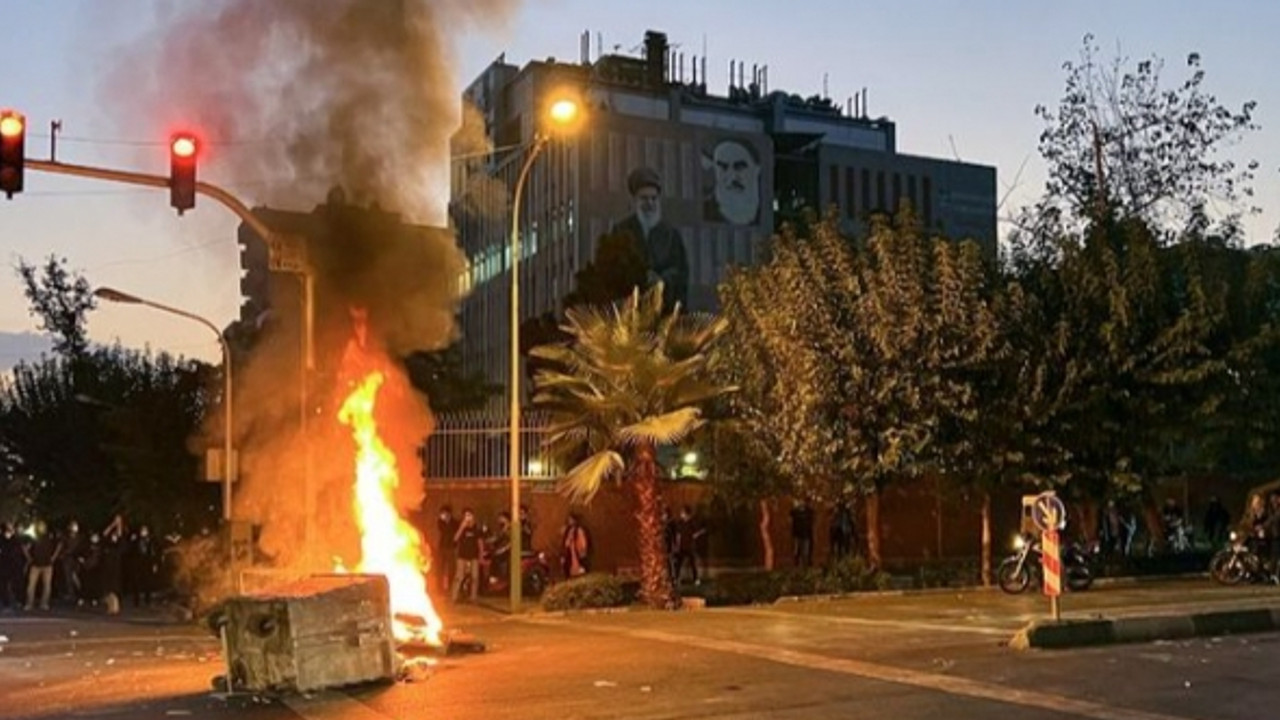 İran'da Mahsa Amini'nin öldürülmesiyle ilgili protestolar bitmek bilmiyor!