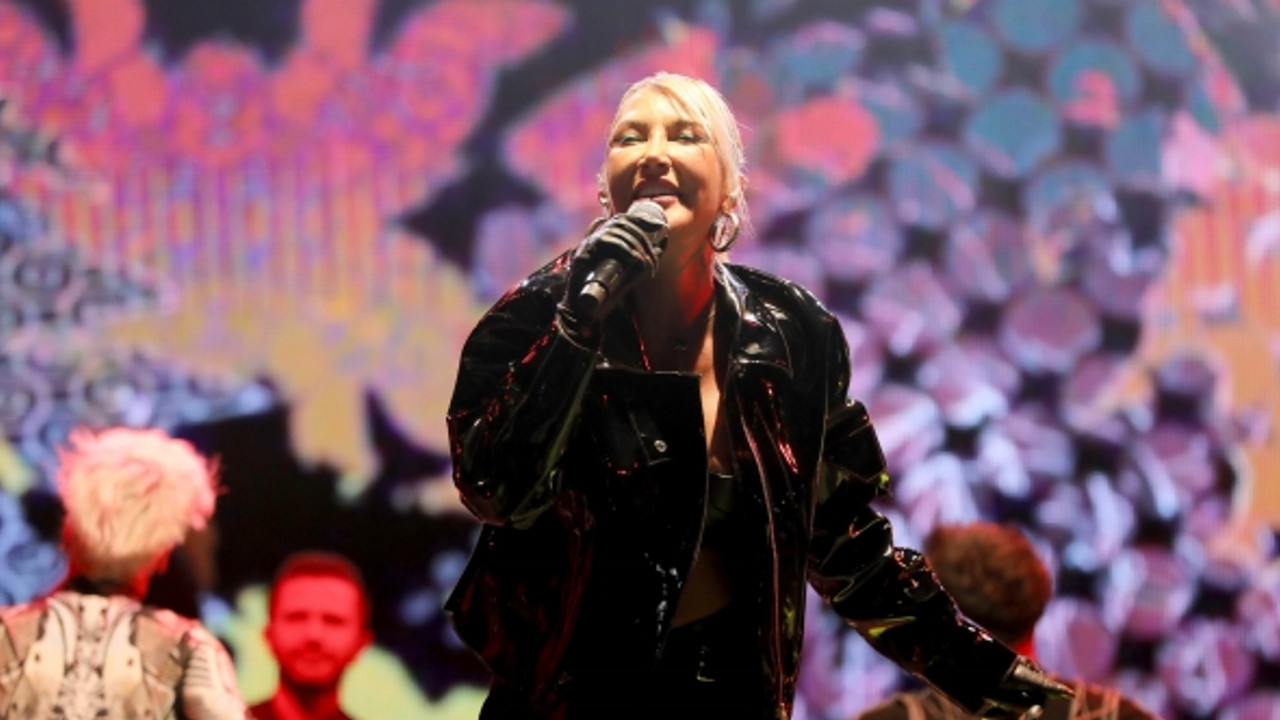 Menemen'de hünerli eller yarıştı: Hande Yener coşturdu!