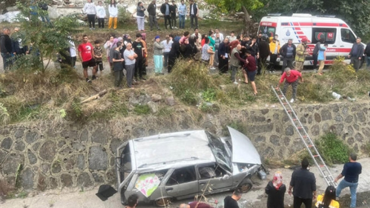 Otomobil dere yatağına düştü: 4 yaralı