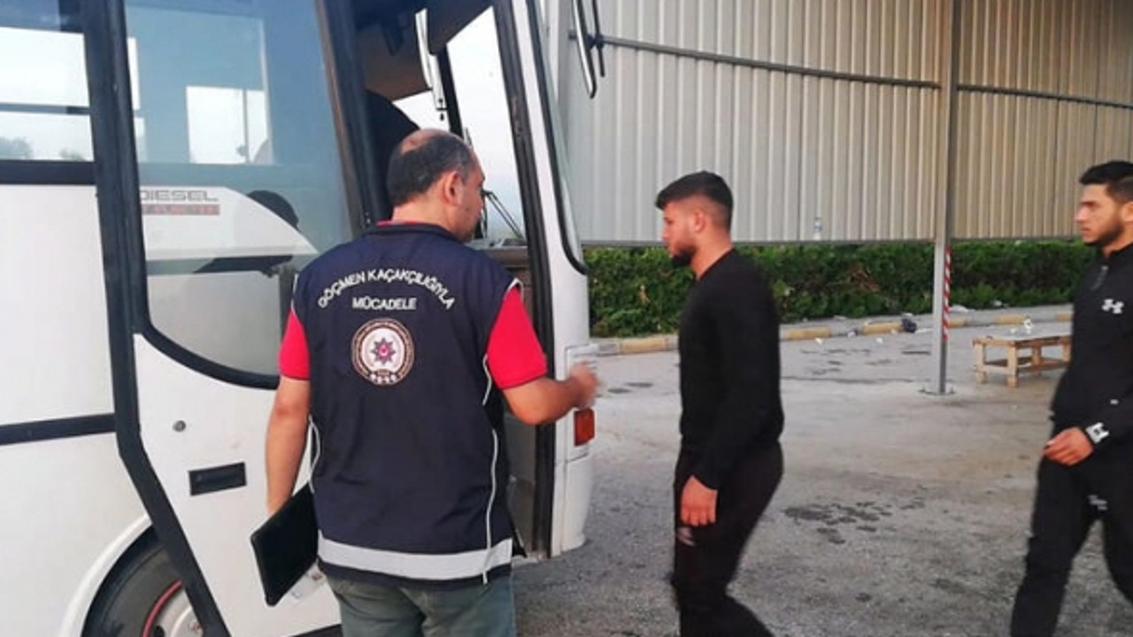 Otomobilde 5 kaçak göçmen yakalandı!