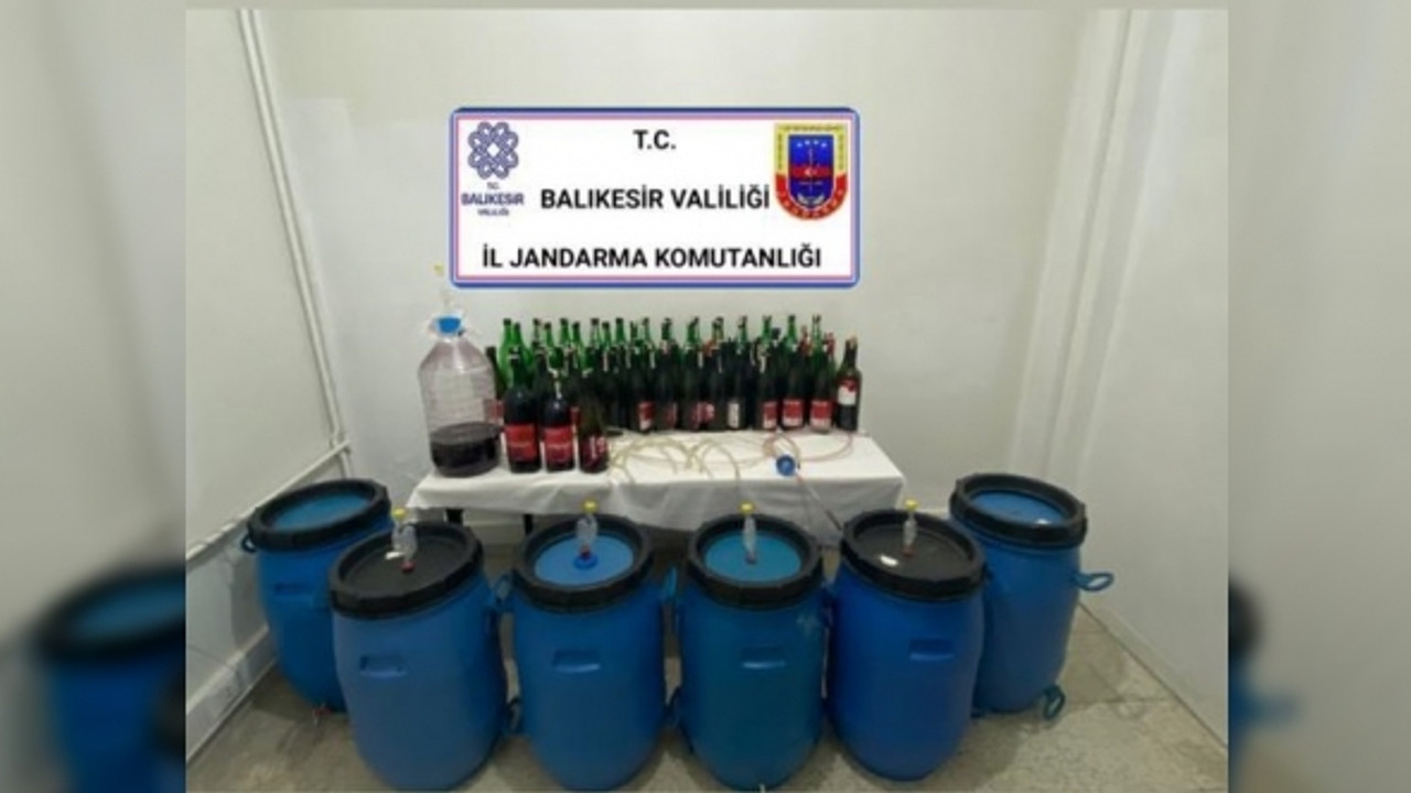 Kaçak alkole jandarmadan geçit yok! Litrelerce alkol ele geçirildi