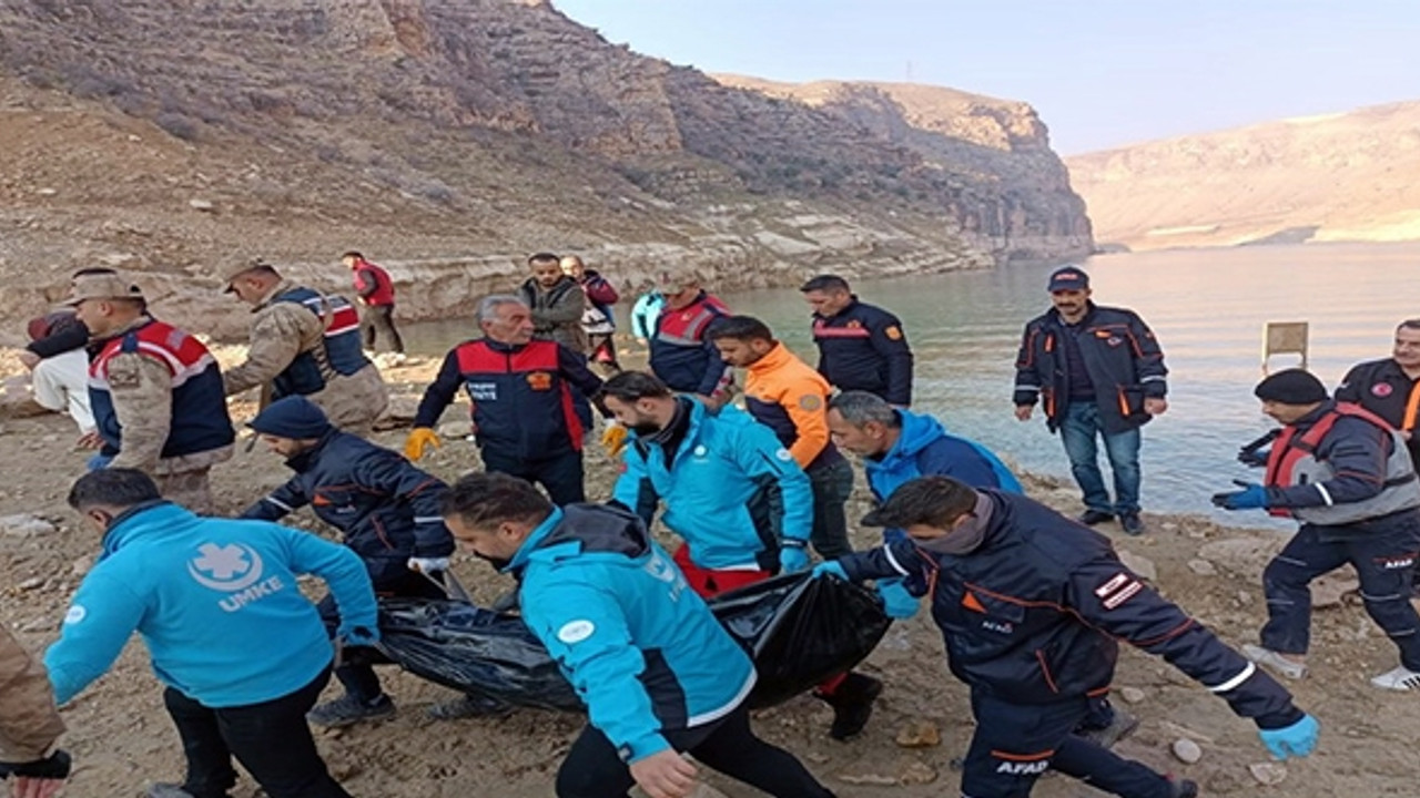 350 metre yükseklikten kayalara atladı