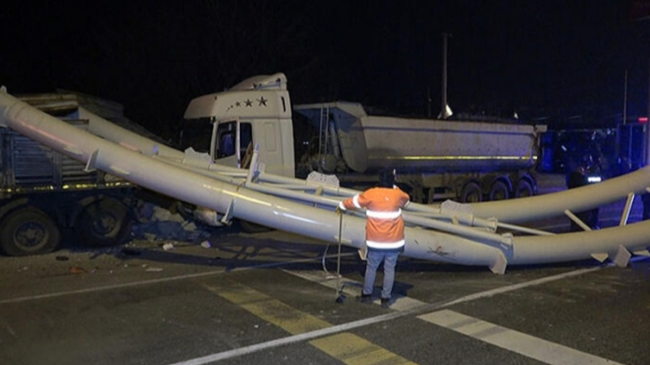 Düzce'de freni boşalan TIR, 2 TIR'a çarptı