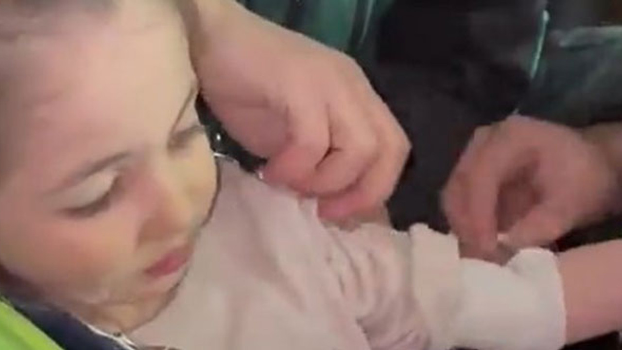 5 yaşındaki minik Hazal enkazdan kurtarıldı! 'Su ister misin?' sorusuna verdiği cevap gülümsetti