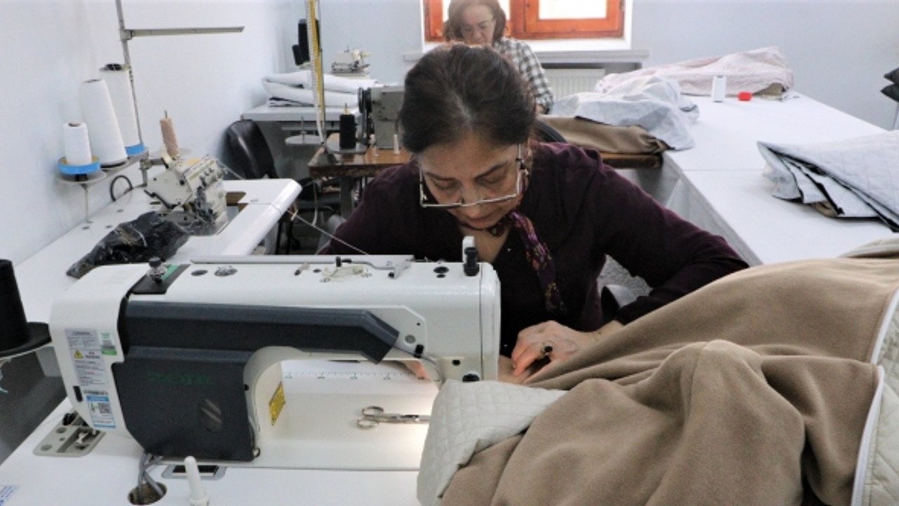 60 bin uyku tulumu: Depremzedeler için dikiyorlar!